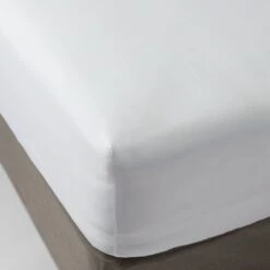 300 Thread Count Ultra Soft Fitted Sheet - Threshold™
