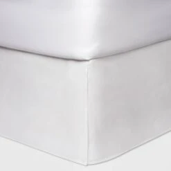 8pc Clipped Jacquard Geo Circle Comforter Bedding Set White - Threshold™ -Threshold GUEST fcc99061 7af1 40f9 966c 9034794f9975